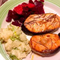 Snapdishの料理写真:Grilled salmon with salads|CWSさん