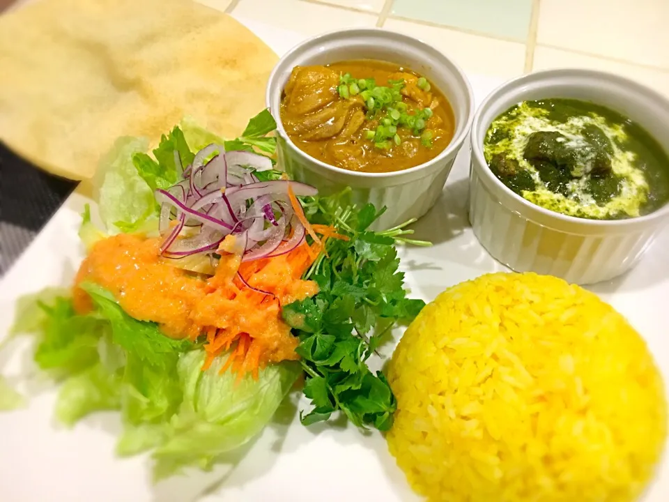 バターチキンカレーと
ホウレンソウとビーフのカレー

ターメリックライスとパパダム|榎木津 礼二郎さん