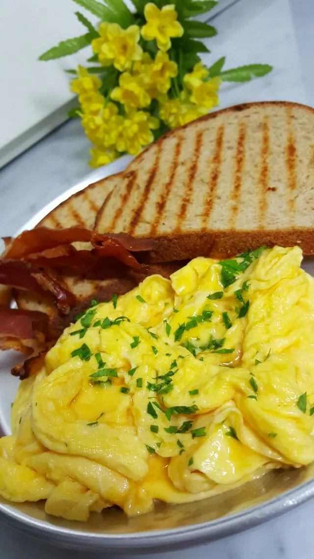 Breakfast Scrambled Eggs

 #Breakfast #Eggs #Bread|Chef.on.trainingさん