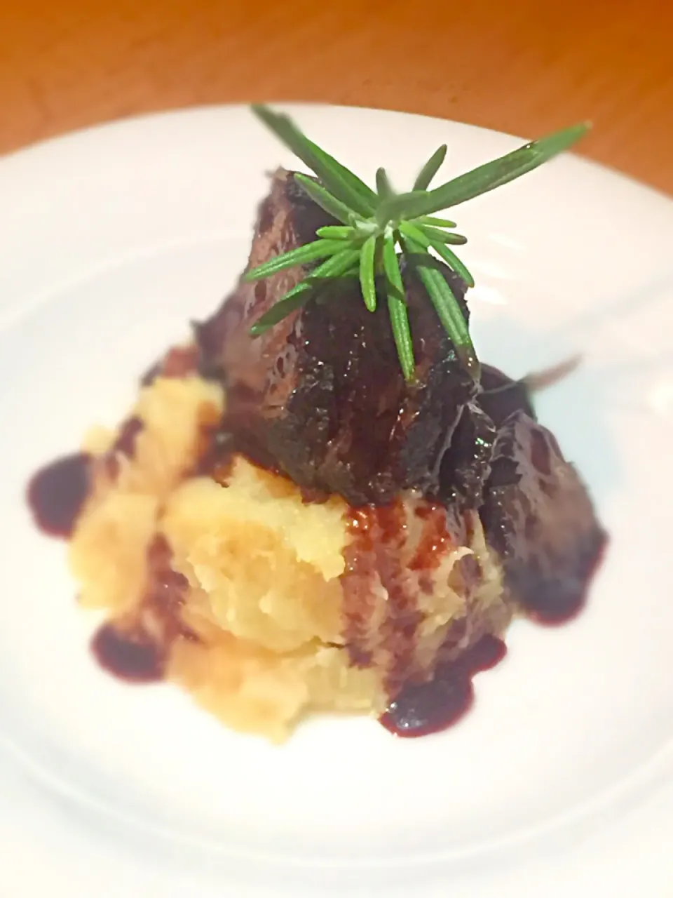 Snapdishの料理写真:Ox cheek braised 3h in spanish port wine reduction. Mashed potatoes with some truffel oil.|MarcoBavariaさん