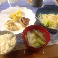 Snapdishの料理写真:粉ふきいも
豚の味噌漬け
鶏肉 チーズ
味噌汁 オクラ、だいこん、さといも
サラダ 青りんご、生ハム、チーズ
ごはん|Saki  Kanatokoさん