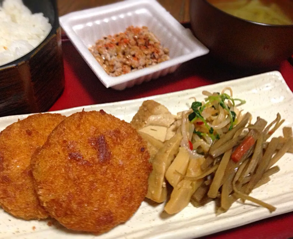 単身赴任の晩ごはん クリームコロッケ たけのこ煮 きんぴら牛蒡 もやしと豆苗のナムル 納豆 玉ねぎスープ  玉ねぎスープ|ぽんたさん