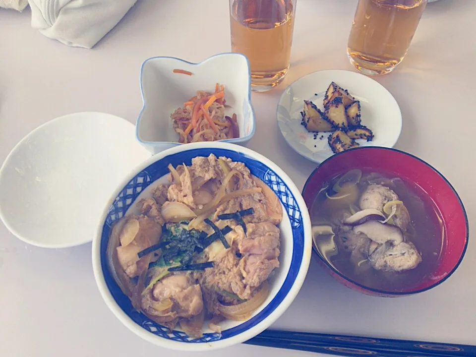 Snapdishの料理写真:親子丼、さんまのつみれ汁、大学いも、切り干し大根|なの・*:..｡o♬*ﾟさん