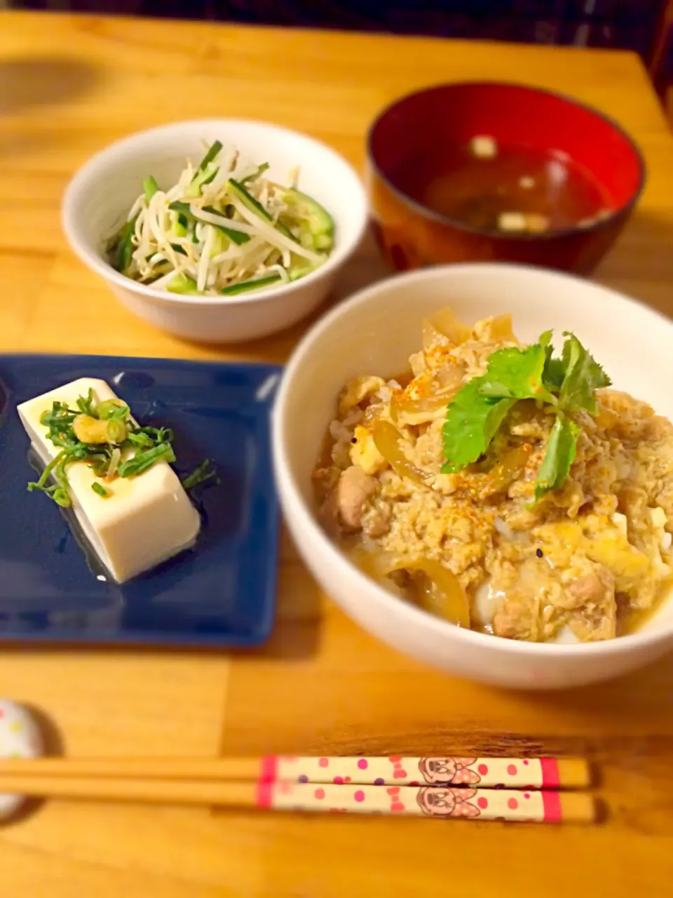 親子丼ともやしときゅうりのごま油炒め|うーろんさん