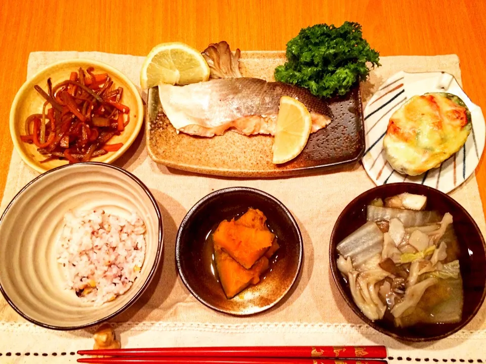 Snapdishの料理写真:焼き鮭  ごぼうきんぴら  かぼちゃの煮物  アボカドのチーズ焼き|Jennifer  Hsiehさん