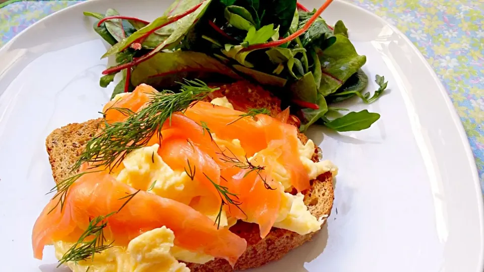 Healthy breakfast. Scramble eggs, smoked salmon and salad.|vivianaさん