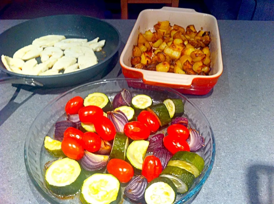 Roasted vegetables, potatoes and halloumi cheese|🍓Jolejo🍓さん