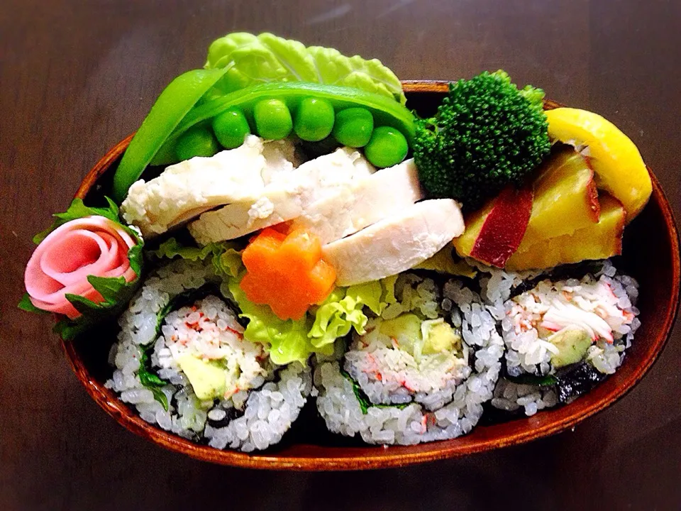 今日のお弁当は カニカマとアボカドの海苔巻き、鶏ハム、薩摩芋のレモンバター煮^_^|とんちんさん