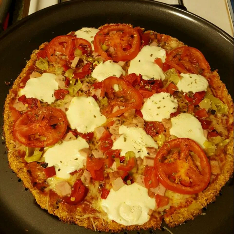 Cauliflower crust pizza loaded with veggies and herbs, homemade marinaria|Raema Williamsさん