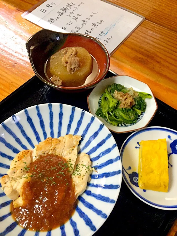 鶏の塩麹焼きトマトソースかけ、卵焼き、菜の花の煮浸し、大根の煮物|じゅんこさん