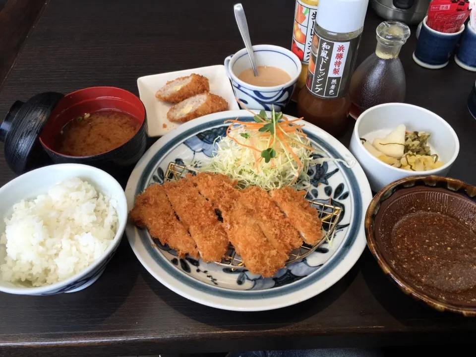 Snapdishの料理写真:浜勝ランチ〔おかわり付きランチ〕(チキンカツ、ご飯:白飯、味噌汁:赤味噌、キャベツ:千切り、お漬物:盛り合わせ、おかわりカツ:オランダカツ)＋ドリンクバー|マロさん