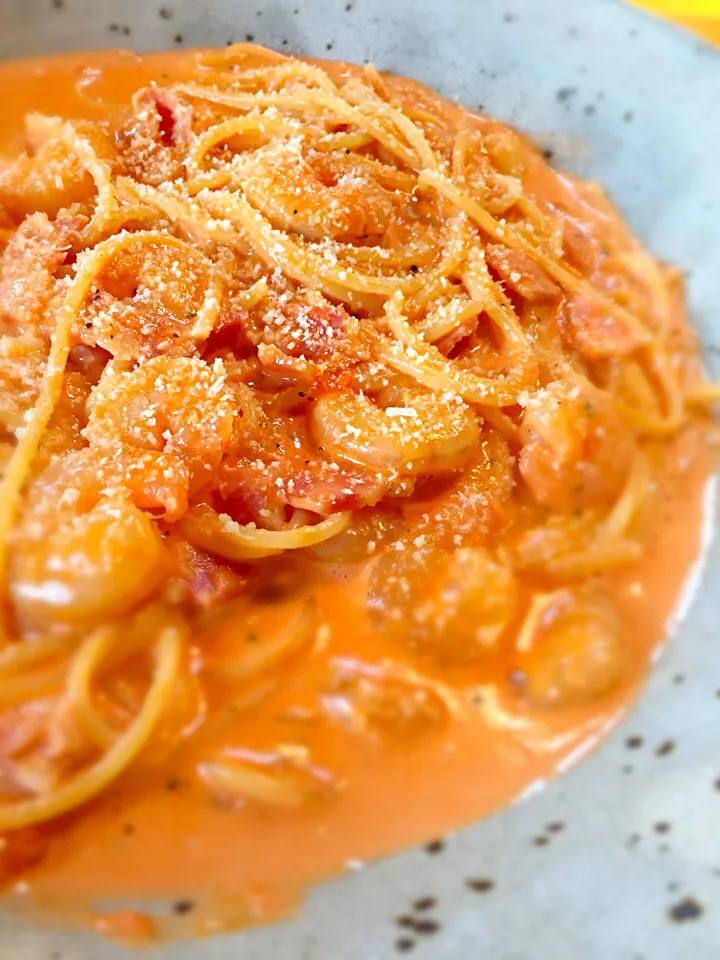 Snapdishの料理写真:Tomato cream sauce with shrimps and bacons|Michiyo Iwaharaさん