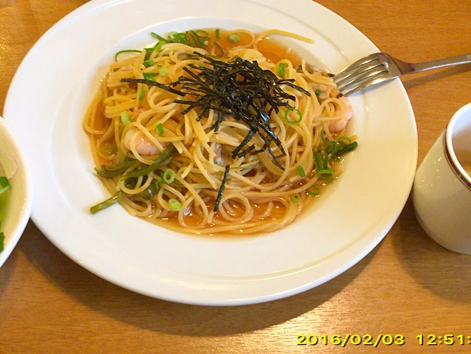 Snapdishの料理写真:今日のランチ。茎ワカメと魚介スパゲティランチ。(^O^)|尾久由さん