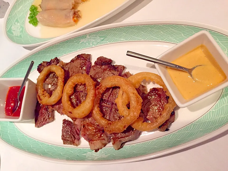 Wok-seared prime angus beef with onion rings|Sky Blueさん