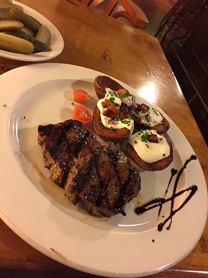 Thick-cut sirloin steak from lava stone grill with stuffed potatoes grilled on an iron plate|Yoku kuu kyaku daさん