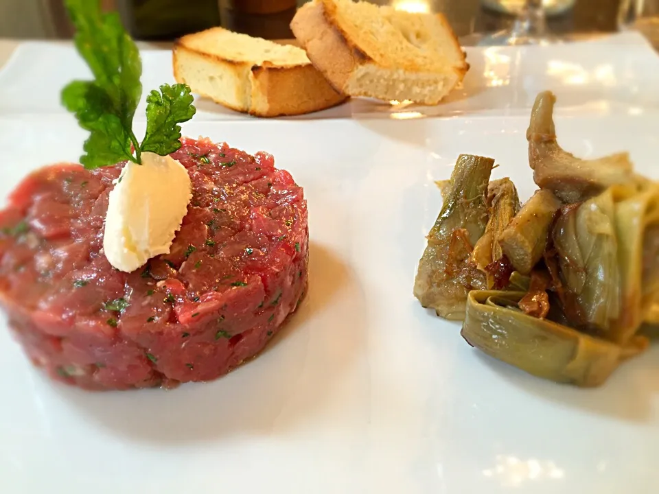 Beef tartare, sauted artichokes and Bagoss cheese|laura giardinaさん