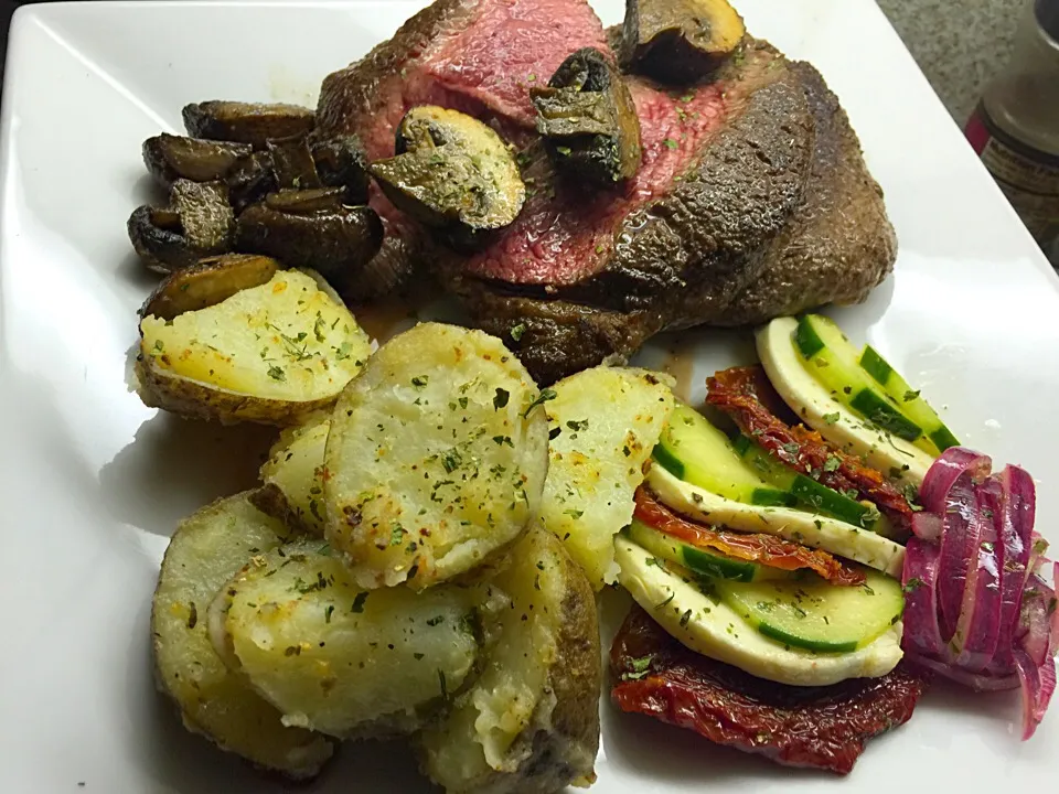 Pan Seared Sirloin topped with Sherry Shrooms, Spicy Buttered Taters and Sun-dried Tomato n Fresh Mozzarella Salad|Chef Ampさん