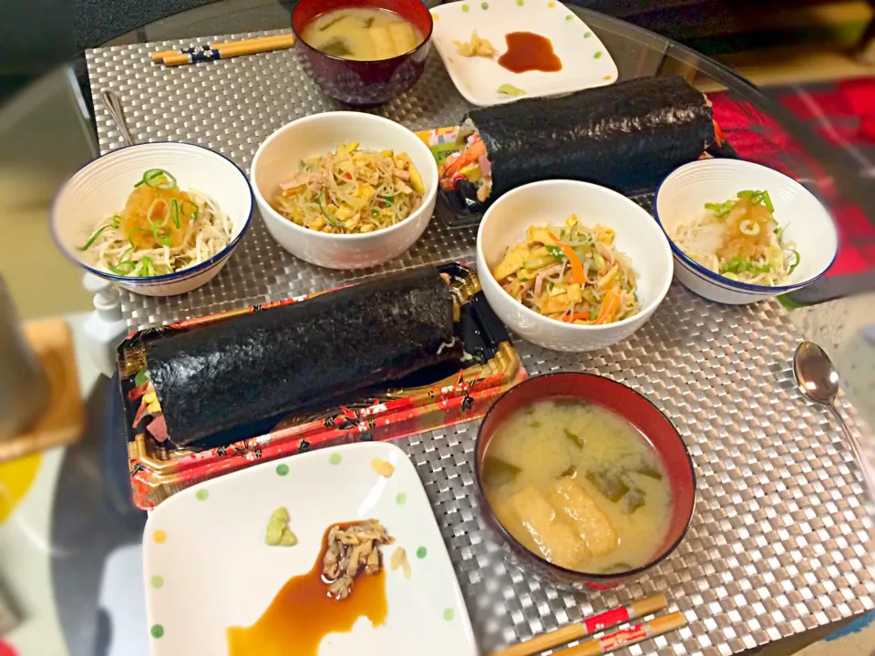 Snapdishの料理写真:節分で恵方巻き〜〜♡

豪華やから買ってみたけど、
太すぎて、途中から食べるの投げ出したくなった(　˙-˙　)笑

このメニューに＋茶碗蒸し☺️|えりえいたさん