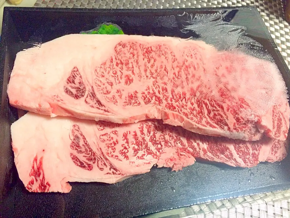 ふるさと納税の最後のお品。

黒毛和牛のA5ランクの
サーロインステーキ！！

楽しみー♡♡|えりえいたさん