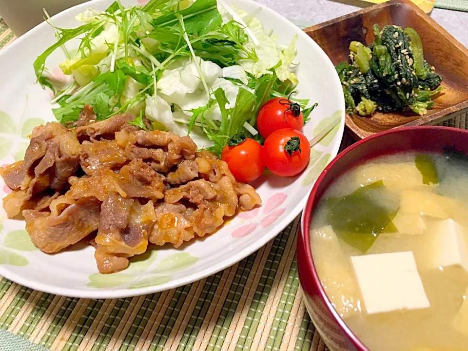 ♡夜ご飯〜牛バラ肉の焼肉、サラダ、豆腐とわかめの味噌汁〜♡|miyuさん