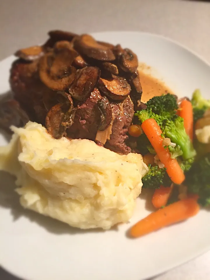 Snapdishの料理写真:Hump day dinner! Filet mignon w/ a roasted garlic mushroom sauce, mashed potatoes and California veggies|Liesel Ryanさん