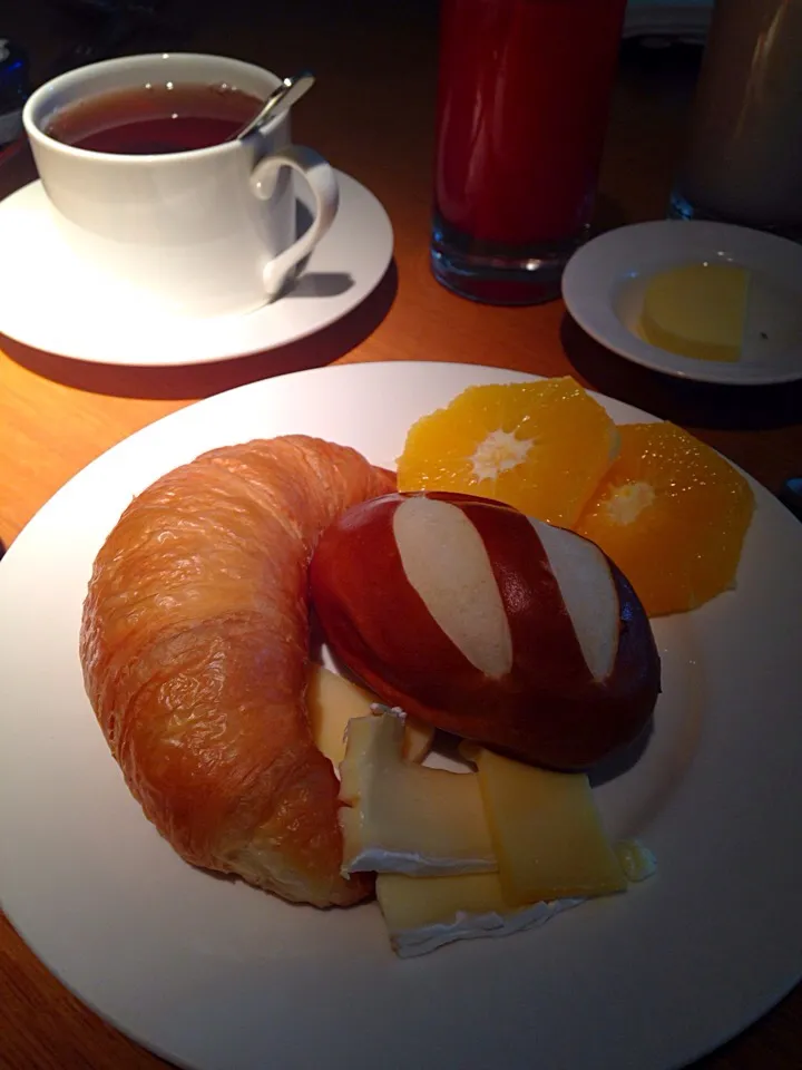 Snapdishの料理写真:Assorted bread with cheese and butter|kumelzさん