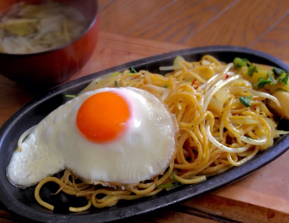 単身赴任の昼ごはん  塩カレー焼きそば 玉ねぎと大根の皮のスープ 大根めんつゆ漬|ぽんたさん