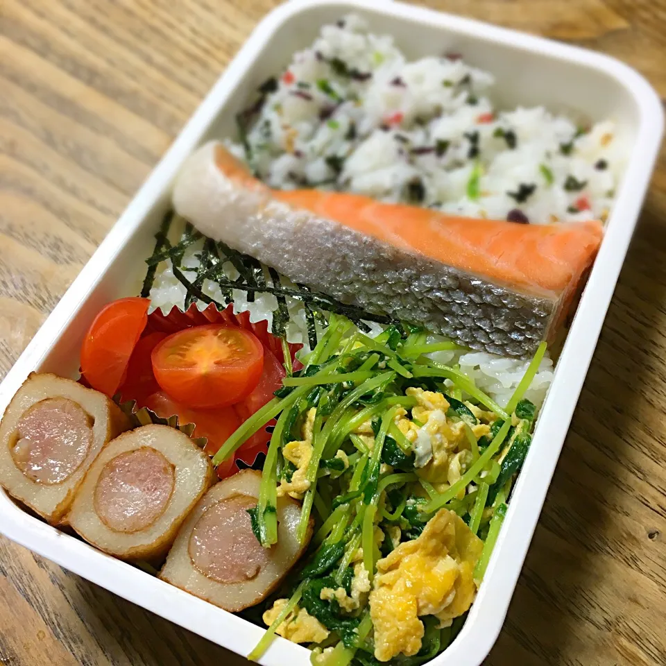 豆苗と卵の炒め物   ウインナー巻  茹でシャケ  梅味のふりかけのお弁当|akiさん