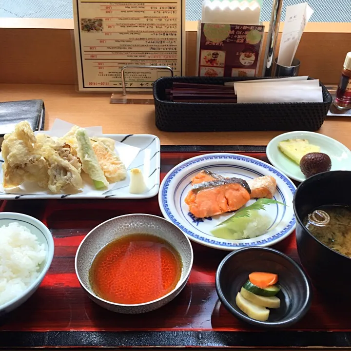 Snapdishの料理写真:銀鮭塩焼き/豚ヒレ肉と野菜てんぷら/味噌汁|山内博之さん