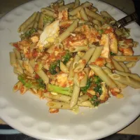 Green lentil penne with broccoli, chicken battered in chickpea flour & eggs, and tomato basil sauce.|ahron gさん