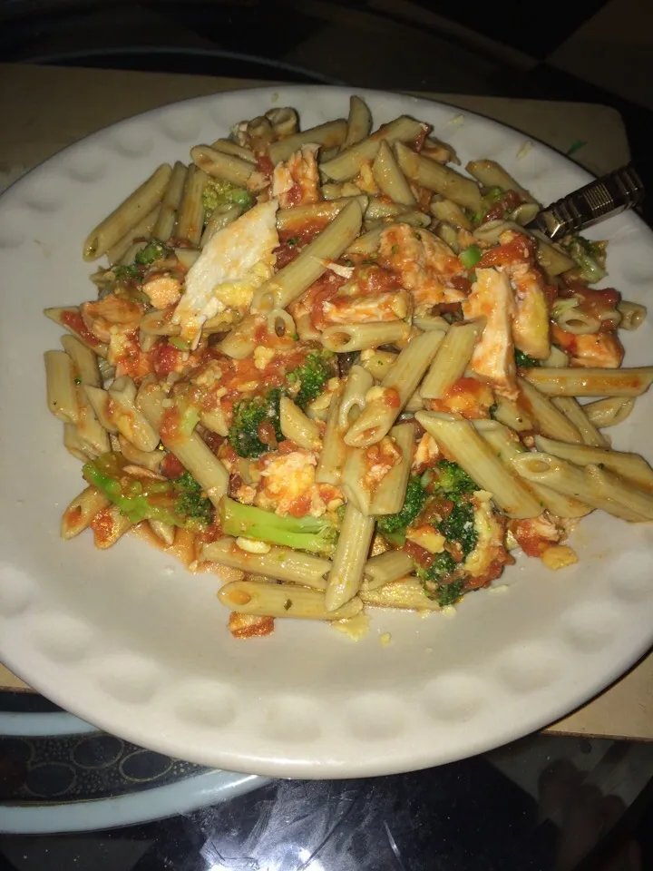 Green lentil penne with broccoli, chicken battered in chickpea flour & eggs, and tomato basil sauce.|ahron gさん