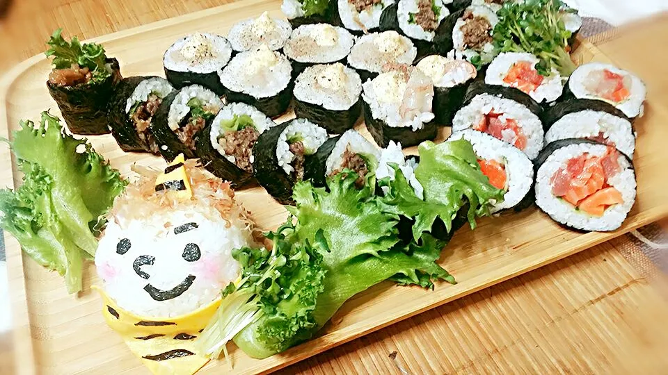 Snapdishの料理写真:節分✨鬼ちゃん✨恵方巻...？ただの太巻き寿司(笑)|あこぷ～さん