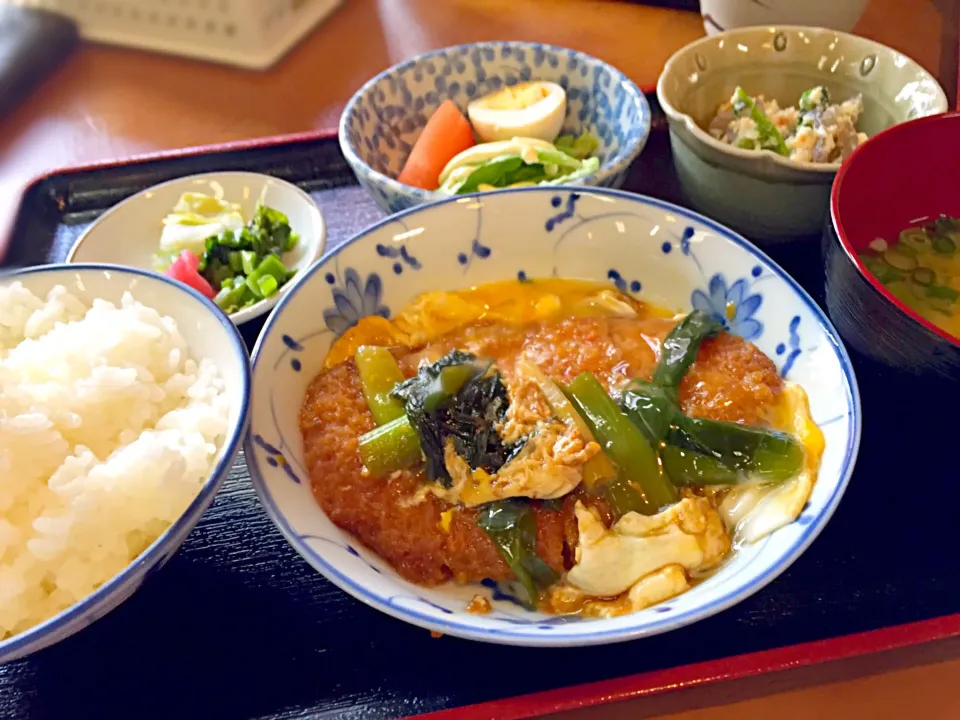 ある定食屋さんで、今日のランチは『カツ玉子とじ』だよ〜ってオススメ看板に書いてあるから注文したら… カツはカツでもミンチカツの玉子とじを、柔らかくなるまで念入りに煮込んで猫舌の人にも優しく冷ましてくれたヤツ。 かなり玉砕したランチでしたわ😢オバちゃんの髪の毛も一緒に煮込んでくれてたし😑|にゃあ（芸名）さん