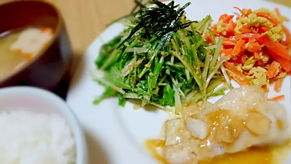 たらのバター醤油
水菜サラダ
人参と卵のしりしり
納豆と花麩の味噌汁|やっちさん