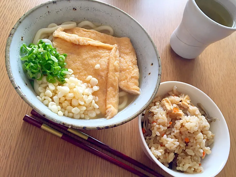 Snapdishの料理写真:今日のお昼ごはん🌞きつねうどんと炊き込みご飯のセット🍲|acoyaさん