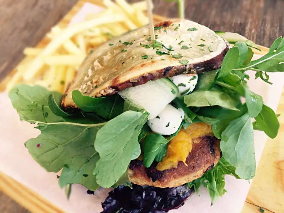 Chickpea Burger and fries|Sergio Lacuevaさん