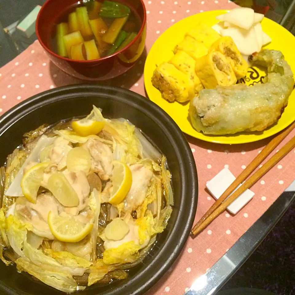 白菜と鶏肩肉とレモンのタジン蒸し、豚味噌出し巻き、大根の梅酢漬け、青唐辛子の肉詰めフリット、小松菜の味噌汁。|Snack PIYOさん