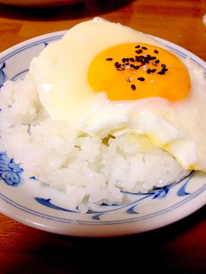 半熟目玉焼き🍳のせご飯🍚|まいりさん