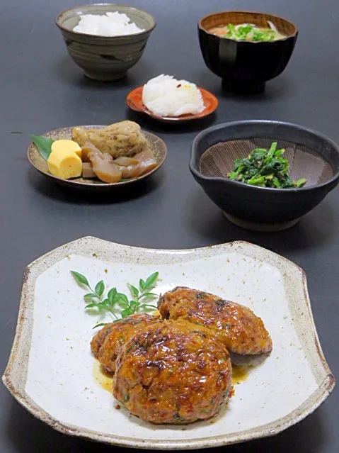 今晩は、鶏つくねの照り焼き、ほうれん草の胡麻和え、煮しめ、玉子焼き、菊花かぶら、根菜味噌汁 合わせ味噌 酒粕、ご飯

昨日の食材と冷蔵庫の整理で、あっという間のご飯支度です。
照り焼きハンバーグの鶏肉版は、お肉と同じくらいの量の野菜が入っているので歯応えがあるのに軽くお腹へ(^^)

昨年の今の時間を思い出だすと辛いけ|akazawa3さん