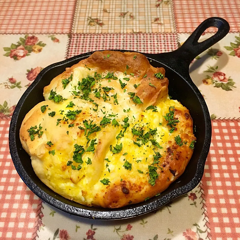 Snapdishの料理写真:ロッジのスキレットdeチーズたまごパン🍳|＊ゆみしぼり＊さん