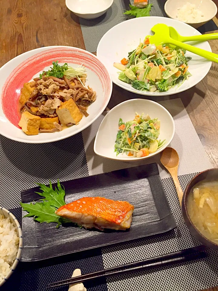 Snapdishの料理写真:今日の晩御飯🍚金目鯛の塩焼き、厚揚げ、豚バラ、ゼンマイの煮物、カラフル茹で野菜サラダ💛🍃大根、みょうが、油揚げのお味噌汁✨|まみりんごさん