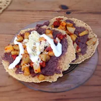 Tostadas with spicy sausage And potatoes|ale galvanさん