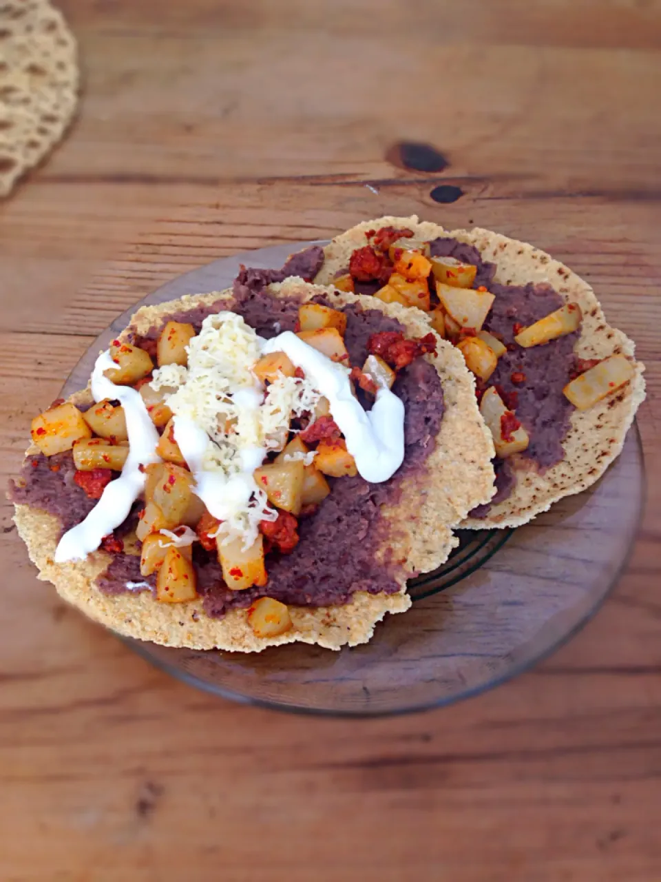 Tostadas with spicy sausage And potatoes|ale galvanさん