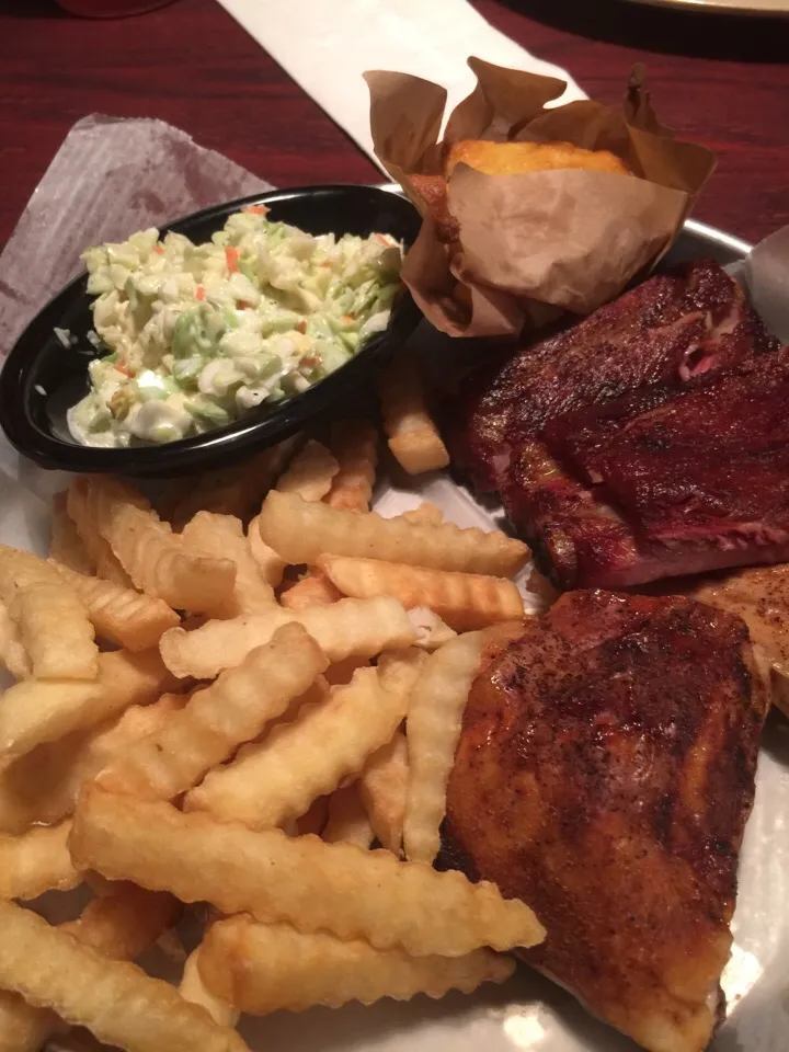 Chicken & Ribs combo w/fries, slaw, corn muffin & sweet tea #sonnys #chickennribscombo #sweettea|Richard Thompsonさん