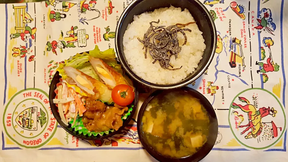 お弁当。生姜焼きとじゃがいもにんじんバジルサラダとちーちくとお味噌汁。|エリカさん