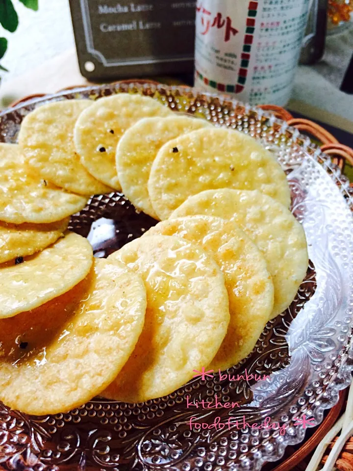 Snapdishの料理写真:せんべいにオリーブオイルかけて食べるのが大好きなんです(^ ^)|ハナたなさん