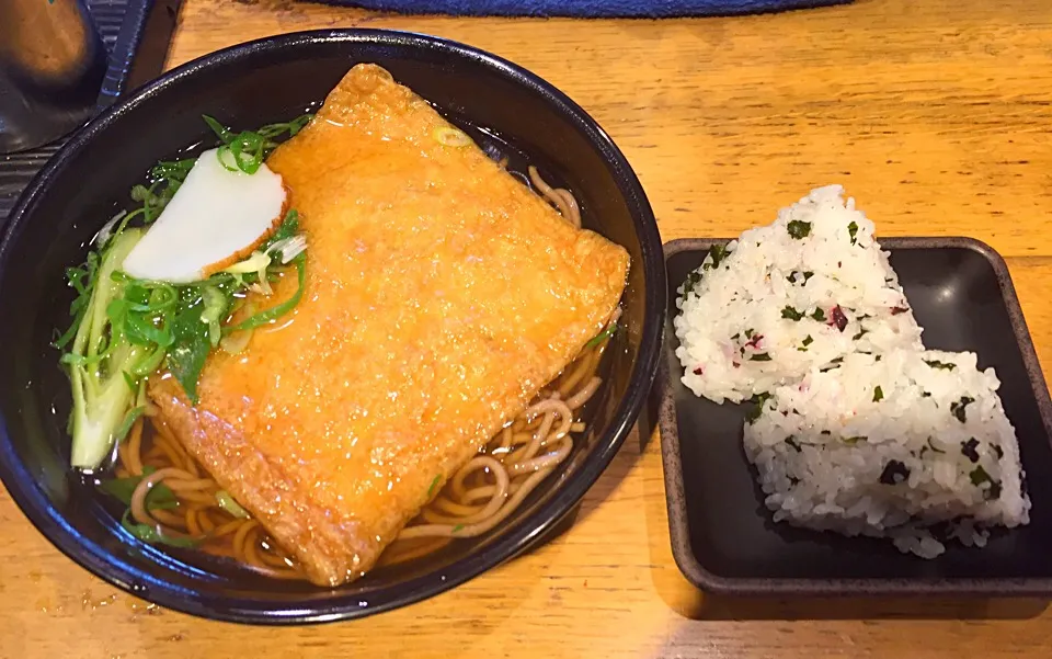 電車の乗換待ち中の超速昼餉🍜🍙猫舌じゃなくて良かった😂|にゃあ（芸名）さん