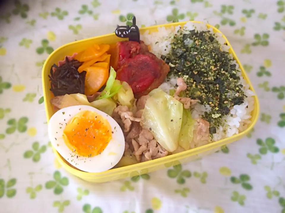 Snapdishの料理写真:2/5お弁当٩( ᐛ )و
野菜炒め・ひじき・ミニハンバーグ・ゆで卵・お新香・ふりかけごはん|つんさん