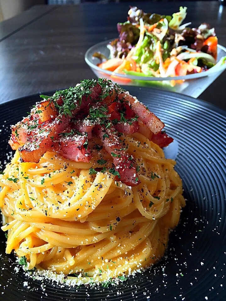 Snapdishの料理写真:⭐️ローマ風カルボナーラ ⭐️野菜サラダ 胡麻ドレッシング|よっちぃさん