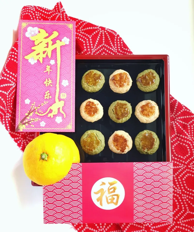 Snapdishの料理写真:CNY baking - Almond cookies, original and matcha.|coxiella24さん